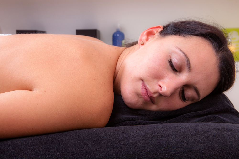 Ontspannen op de massagetafel
